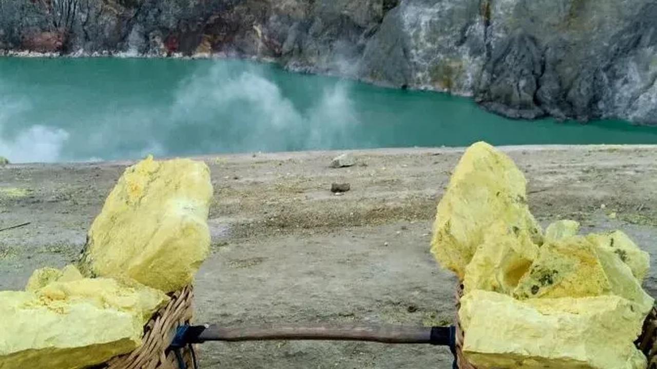 Asam sulfat juga dikenal sebagai kandungan dari air aki yang berfungsi sebagai penghantar dan penyimpan listrik.