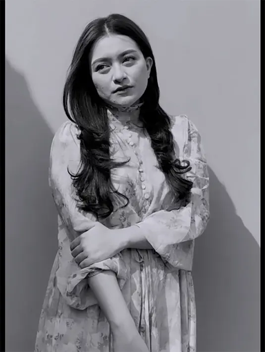 Melalui akun instagramnya, Nathalie Holscher membagikan momen tanpa mengenakan hijab. Hal itu juga sudah diketahui oleh artis yang kini menjadi pendakwah, Ummi Pipik. [Instagram/nathalieholscher]