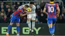 Pemain Crystal Palace Alexander Sorloth berebut bola dengan Bek Manchester United Chris Smalling saat pertandingan Liga Inggris di Selhurst Park, London (5/3). (AP Photo/Tim Ireland)