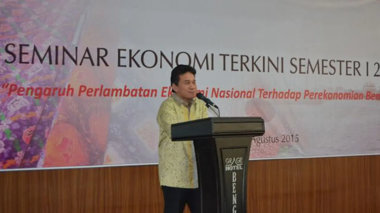 Deputi Gubernur Senior Bank Indonesia Mirza Adityaswara saat menjadi pembicara dalam seminar ekonomi terkini semester I 2015 di Bengkulu.
