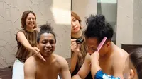 7 Potret Indah Permatasari Cukur Rambut Arie Kriting, Hasilnya Bak Profesional