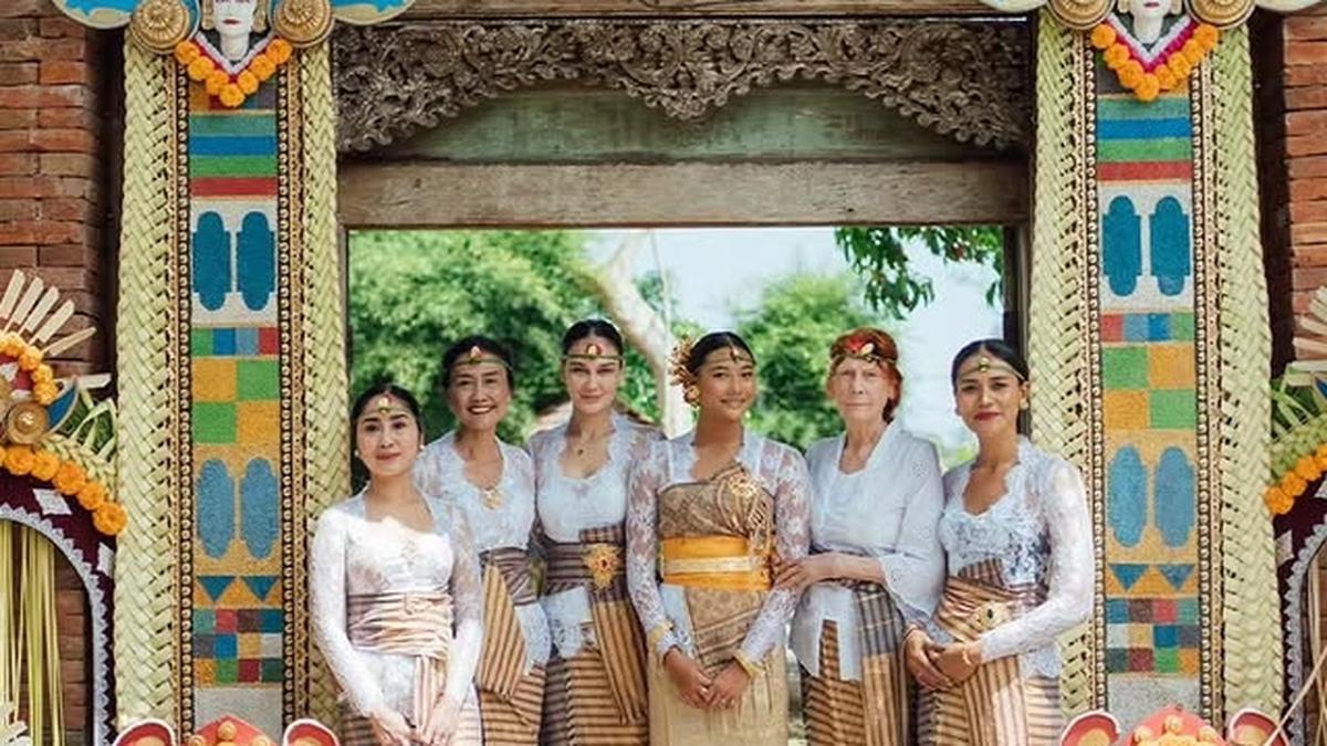 Luna Maya Hadiri Upacara Menek Kelih Keponakan di Bali, Cantik Berkebaya