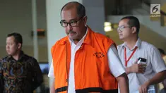 Bupati nonaktif Bandung Barat, Abubakar seusai menjalani pemeriksaan di Gedung KPK, Jakarta, Jumat (3/8). Berkas perkara Abubakar terkait dugaan suap kepentingan pilkada di Bandung Barat dinyatakan telah lengkap atau P21. (Merdeka.com/Dwi Narwoko)