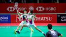 Pebulu tangkis ganda putra Indonesia, Nikolaus Joaquin/Raymond Indra berusaha mengembalikan kok ke arah pasangan Prancis, Eloi Adam/Leo Rossi dalam laga babak 32 besar Indonesia Masters 2026 di Istora, Senayan, Jakarta, Selasa (20/01/2026). (Bola.com/Bagaskara Lazuardi)