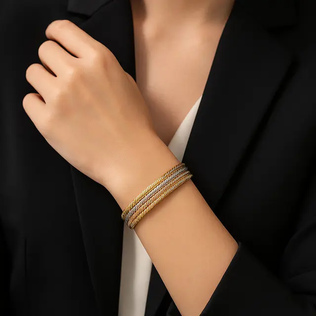 Model Gelang Emas Kadar 750 Twist Kombinasi Tiga Warna untuk Wanita Karier