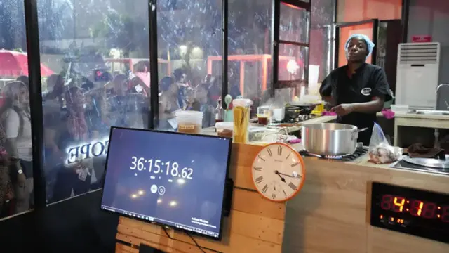 Koki Hilda Baci memasak untuk membuat rekor dunia Guinness untuk "maraton memasak terlama".