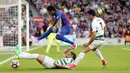 Striker Barcelona, Neymar,  berusaha melewati pemain Eibar, Anaitz Arbilla dan Ander Capa pada laga pekan terakhir La Liga di Camp Nou, Minggu (21/5/2017). Barcelona menang 4-2. (EPA/Alenjandro Garcia)