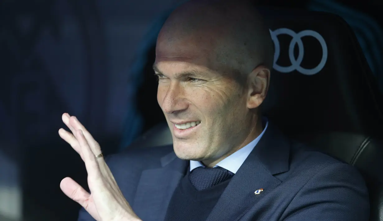 1. Zinedine Zidane – Mantan pemain Juventus ini merupakan seorang maestro sepakbola. Sejumlah gelar telah diraihnya. Saat berstatus pelatih, Ia juga telah membawa Los Blancos menjuarai Liga Champions selama tiga musim beruntun. (AP/Paul White)