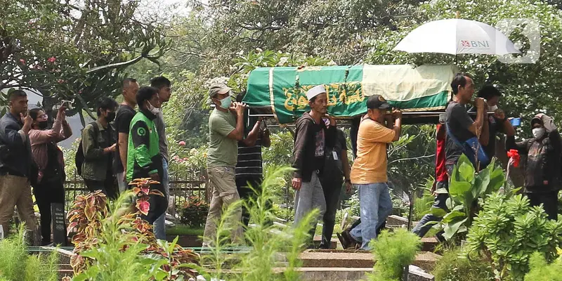 Suasana Pemakaman Jenazah Rini S Bon Bon di TPU Kawi Kawi