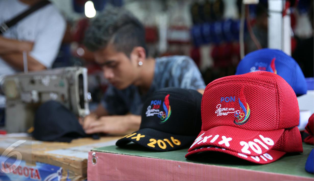 Topi dengan border logo PON XIX Jabar diperdagangkan di GOR Universitas Pendidikan Indonesia, Senin (19/9). Beberapa pedagang memanfaatkan moment PON XIX Jabar untuk menjual beragam pernak pernik. (Liputan6.com/Helmi Fithriansyah)