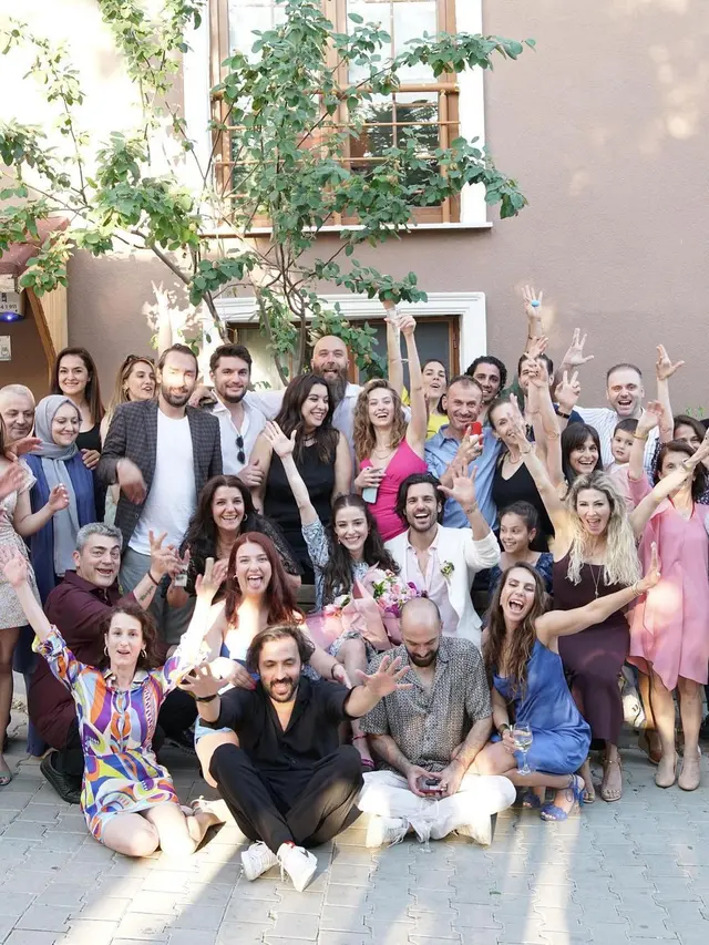bintang serial Turki Cinta di Musim Cherry Serkan Cayoglu dan Ozge Gurel bertunangan (Foto: Instagram @ozgecangurelofficial)