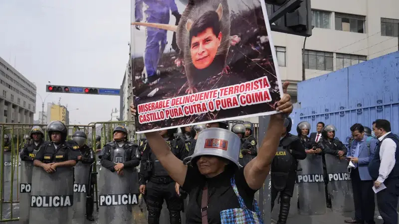 Penentang Presiden Peru Pedro Castillo berunjuk rasa di dekat Kongres di Lima, Peru, Rabu, 7 Desember 2022. (AP/Martin Mejia)