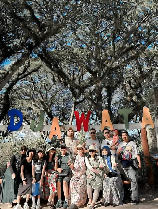 Melalui media sosialnya, Ayu Ting Ting membagikan potret keseruannya saat berlibur di Banyuwangi, Jawa Timur. Wajah bahagia pun terpancar dari mereka semua.