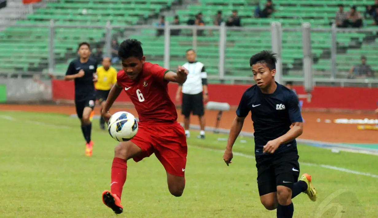 Timnas U-19 Indonesia unggul atas timnas U-19 Singapura 1-0 pada laga persahabatan di Stadion GBK Jakarta, (8/12/2014). (Liputan6.com/Helmi Fithriansyah)