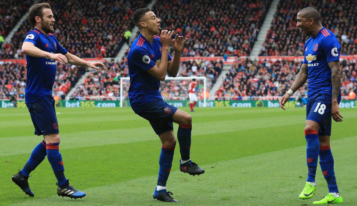Gelandang Manchester United, Jesse Lingard, merayakan gol yang dicetaknya ke gawang Middlesbrough. Selebrasi meniup flute yang terinspirasi dari musisi Drake menjadi hal baru usai Lingard mencetak gol The Boro. (AFP/Lindsey Parnaby)
