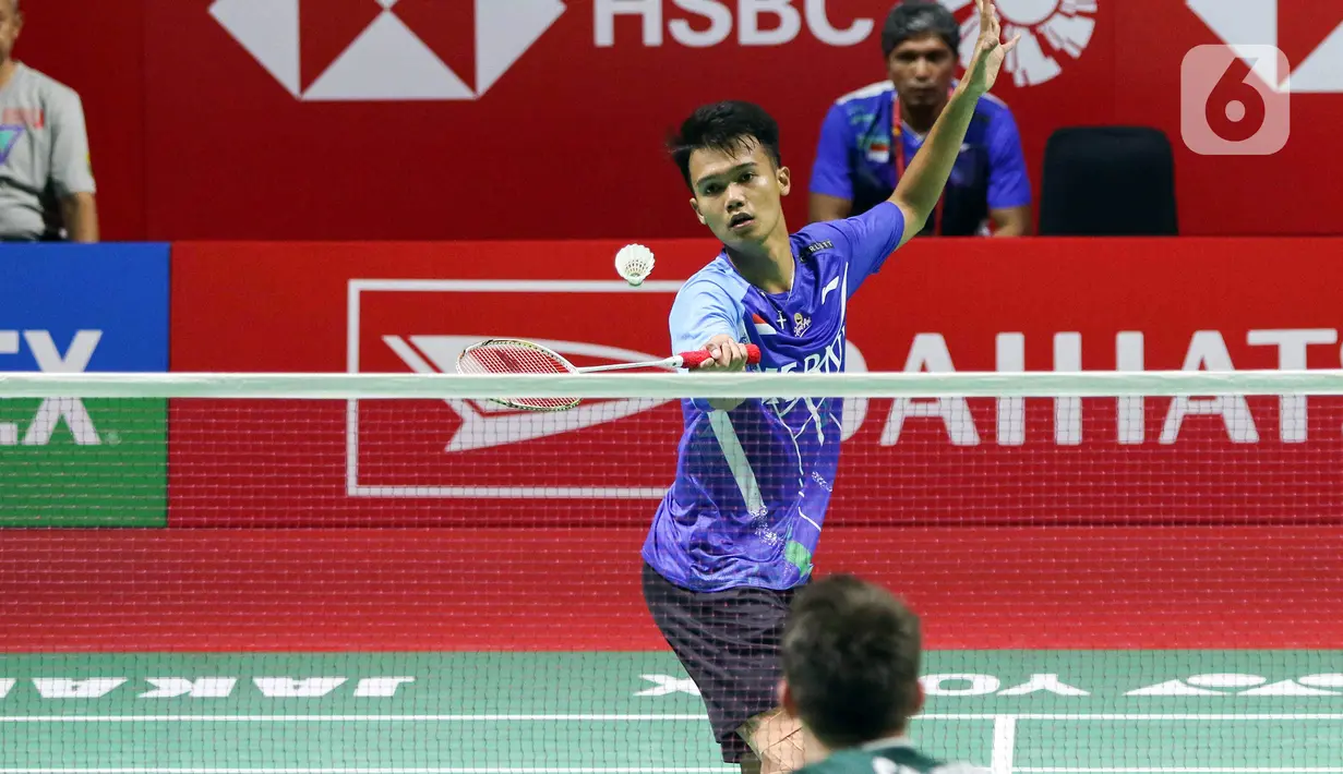 Pebulu tangkis tunggal putra Indonesia Christian Adinata mengembalikan kok ke arah lawannya pebulu tangkis tunggal putra Belanda Mark Caljouw pada babak kualifikasi turnamen Daihatsu Indonesia Masters 2023 di Istora Gelora Bung Karno, Jakarta, Selasa (24/1/2023). Christian Adinata menang atas Mark Caljouw dengan skor 20-22, 21-14, dan 21-17. (Liputan6.com/Herman Zakharia)