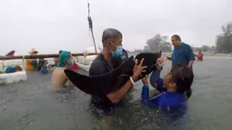 Foto diambil pada 28 Mei 2018, Relawan ThaiWhales dan dokter hewan menyelamatkan paus pilot jantan di pesisir pantai di Songkhla, Thailand, Sabtu (2/6). Paus tersebut memuntahkan lima kantong plastik pada Jumat dan kemudian meninggal. (AFP/ThaiWales)