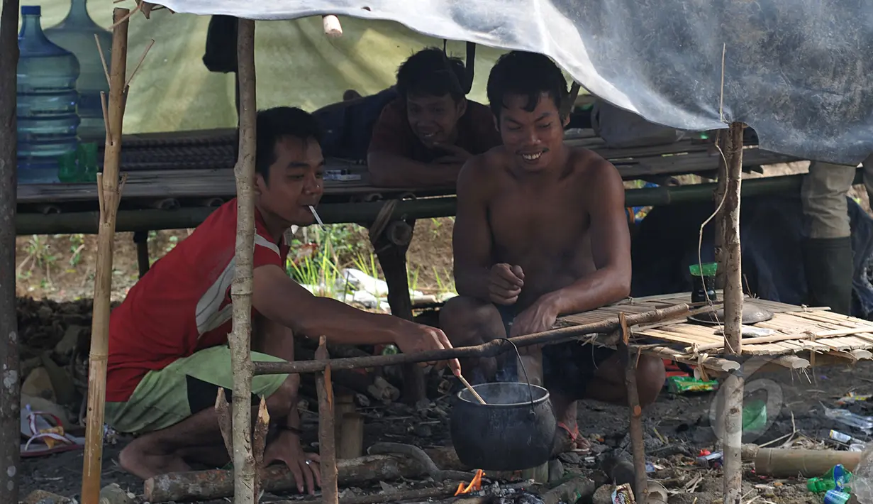Para penambang harus rela tinggal selama berhari-hari untuk bisa mendapatkan hasil Batu Kalimaya kualitas terbaik, Banten, Selasa (14/4/2015). Sejumlah penambang tampak memasak sesuatu untuk keperluan mereka. .(Liputan6.com/Johan Tallo) 