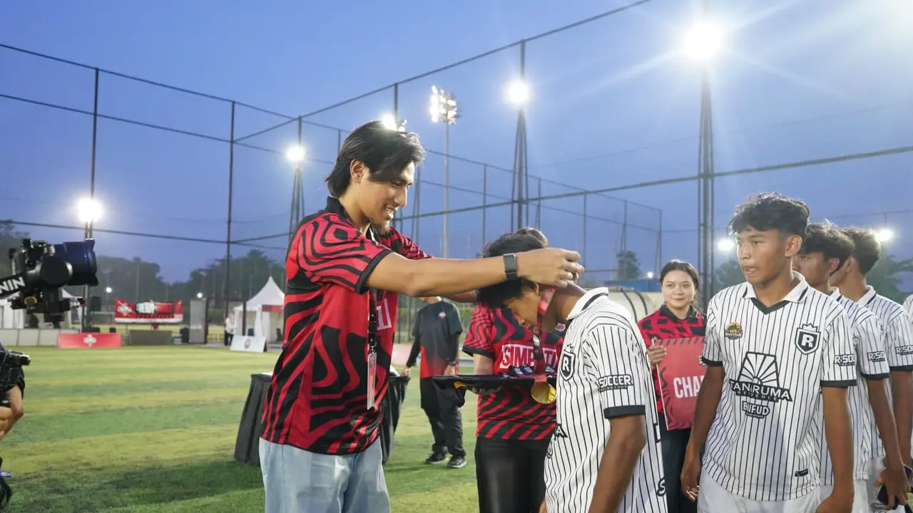 Hanif Sjahbandi memberikan medali kepada pemenang Future Star Competition