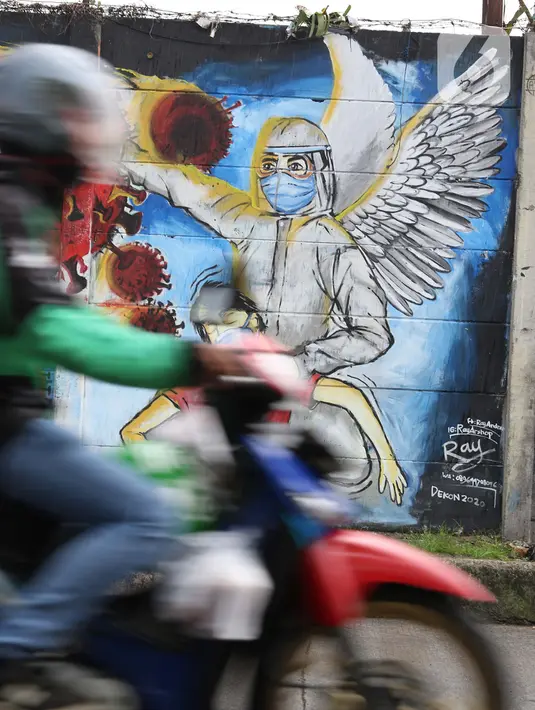 Warga melintasi mural ajakan melawan COVID-19 di Depok, Jawa Barat, Selasa (14/4/2020). Pemprov Jawa Barat akan memulai pembatasan sosial skala besar di Bogor, Depok, Bekasi pada Rabu (15/4) dengan menyiapkan anggaran Rp4 triliun sebagai jaring pengaman sosial. (Liputan6.com/Helmi Fithriansyah)