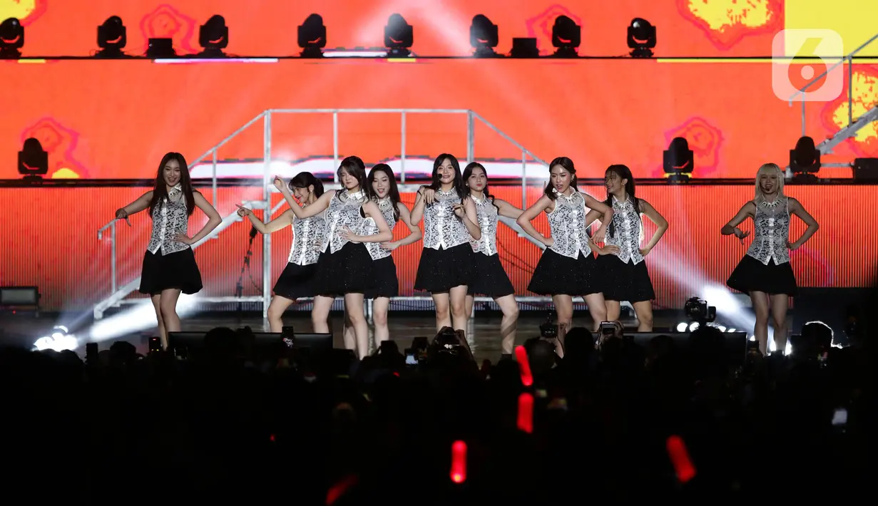 Kelompok penyanyi JKT48 saat tampil di panggung JISPHORIA yang digelar di Jakarta International Stadium (JIS), Sabtu (1/10/2022). JKT48 tampil enerjik membawakan sejumlah lagu untuk memuaskan dahaga penggemarnya. (Liputan6.com/Helmi Fithriansyah)