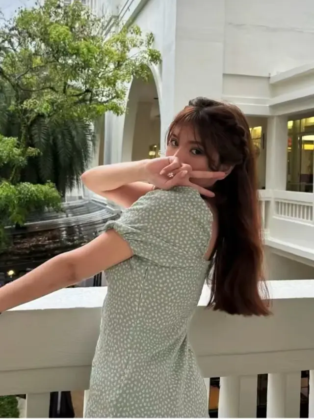 Pose Perempuan Pemalu
