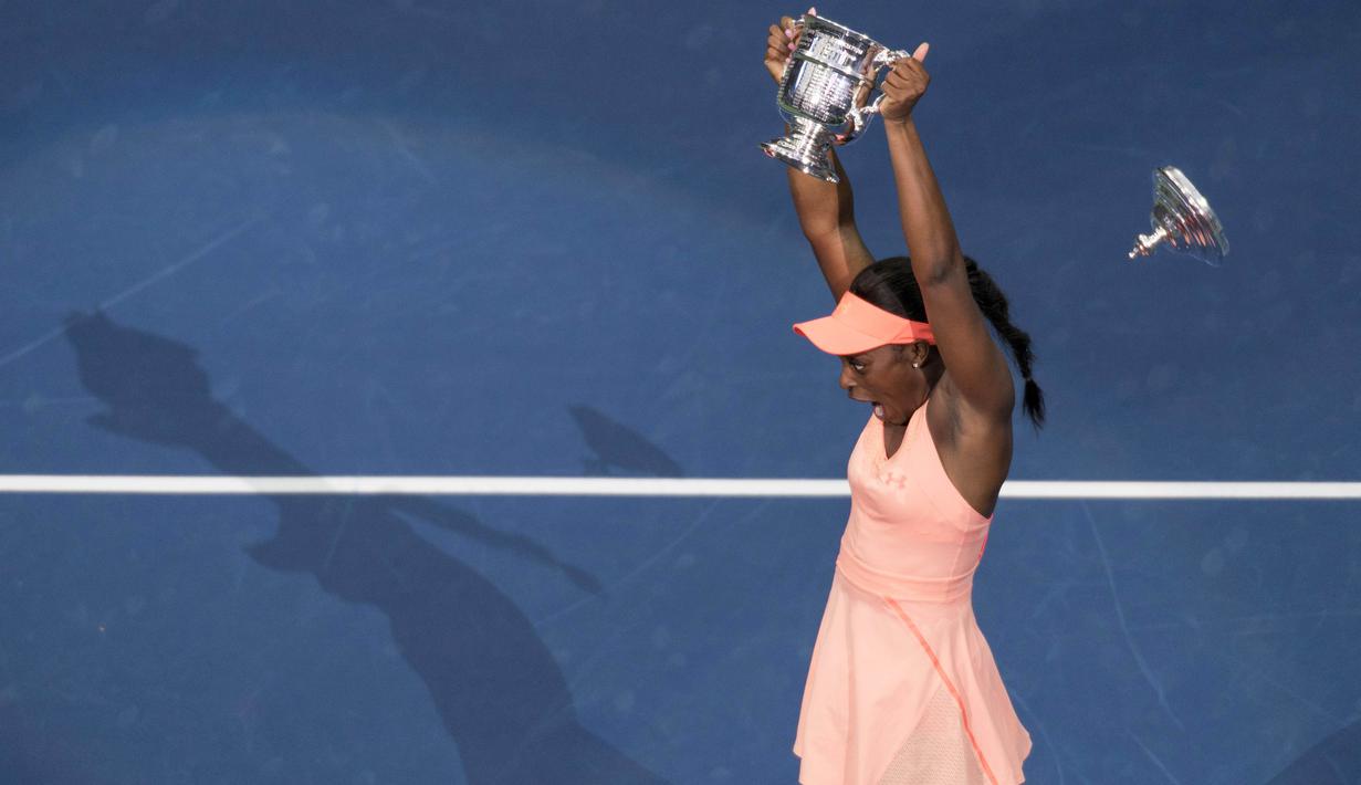 Ekspresi Sloane Stephens saat penutup trofi AS Terbuka 2017 terjatuh di Arthur Ashe Stadium, New York, (9/9/2017). Stephens menang atas Madison Keys 6-3, 6-0.  (AP/Nick Didlick)
