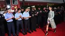 Aktris Jennifer Connelly berjalan menghadiri pemutaran perdana "Only The Brave" di Los Angeles, California, AS, (8/10). Mengenakan celana pendek aktris 46 tahun ini jadi pusat perhatian para polisi yang hadir. (Photo by Jordan Strauss/Invision/AP)