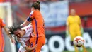 Pemain Denmark, Simone Boye Sorensen (kiri) menghadang laju pemain pemain Belanda, Sherida Spitse pada final Piala Eropa Wanita 2017 di FC Twente Stadium, Enschede, (6/8/2017). Belanda menang 4-1. (AFP/ Daniel Mihailescu)
