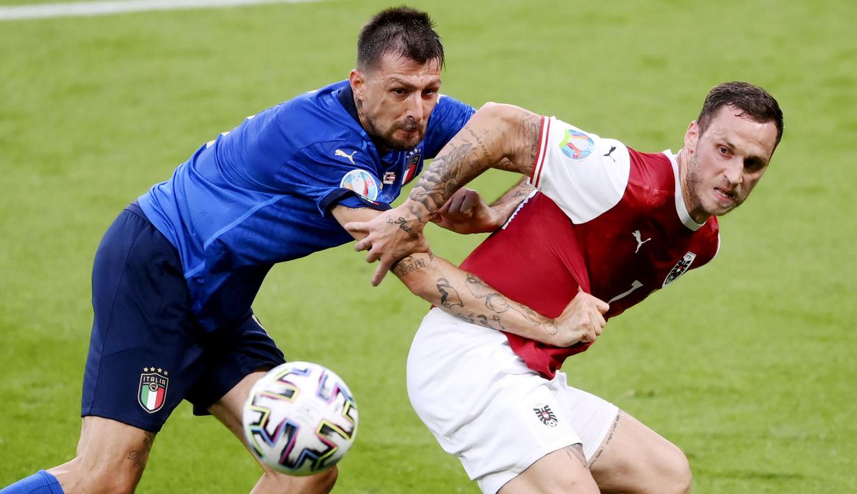 Francesco Acerbi - Bek berusia 33 tahun ini sukses menggantikan peran Chiellini di lini pertahanan Italia. Acerbi tampil disiplin dan sukses memberikan assist pada gol Pessina. (Laurence Griffiths/Pool via AP)