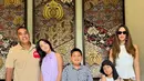 Di foto keluarga Nia Ramadhani ini, Mikhayla tampil cantik elegan mengenakan dress ungu selutut tanpa lengan dengan detail kerah halter berpita. [Foto: Instagram/ramadhaniabakrie]