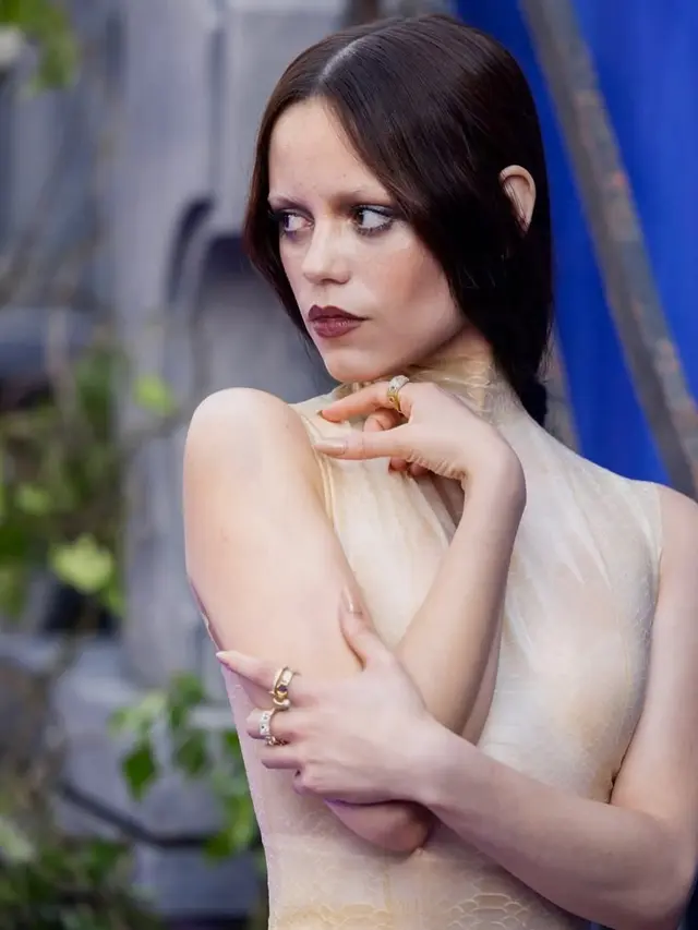 Bleached Brow hingga Smoky Eyeshadow Abu-Abu, Intip Gothic Glam Look Jenna Ortega di Premier Wednesday Season 2