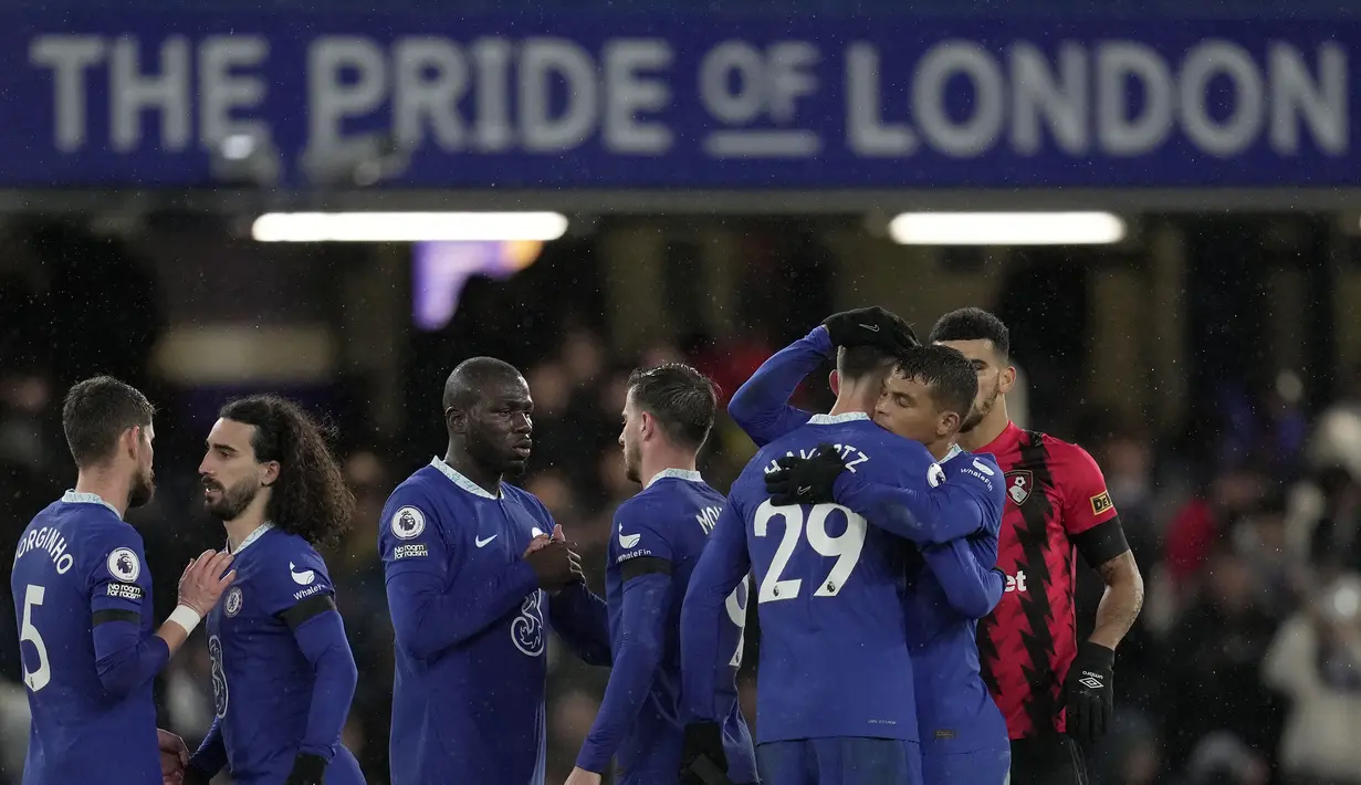 Laga tersebut akhirnya dimenangkan oleh Chelsea dengan skor 2-0. Hal itu membuat Cucurella dan kolega sukses mengakhiri rekor buruk empat laga terakhir Chelsea dengan tiga kekalahan beruntun dan satu laga seri. (AP/Kin Cheung)