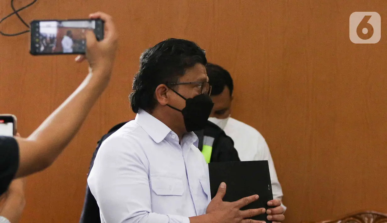 Ferdy Sambo terdakwa dugaan pembunuhan berencana Nofriansyah Yosua Hutabarat atau Brigadir J bersiap mengikuti sidang lanjutan di PN Jakarta Selatan, Jakarta, Selasa (31/1/2023). Dengan sudah memasuki tahap sidang duplik, maka proses persidangan kasus pembunuhan berencana Brigadir J ini tinggal selangkah lagi memasuki sidang putusan atau vonis. (Liputan6.com/Herman Zakharia)