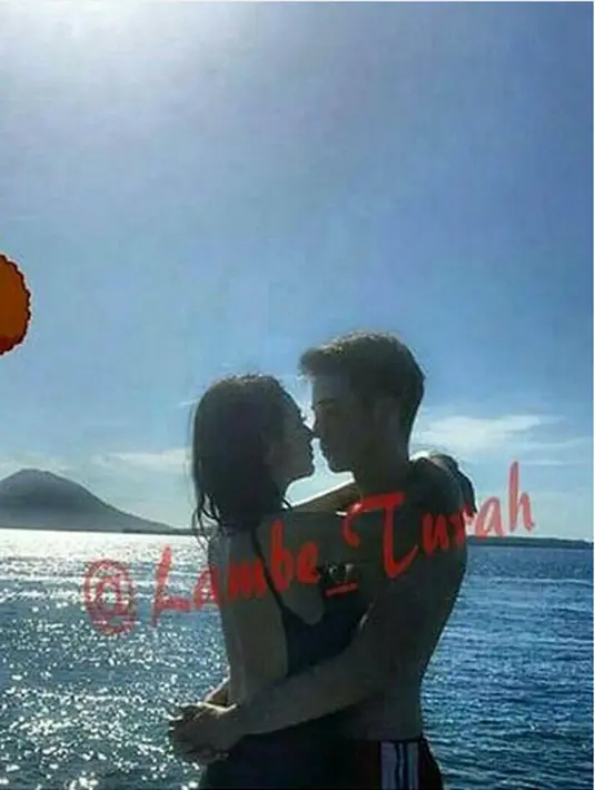 Pasangan Celine Evangelista dan Stefan William baru beberapa bulan menjalin kasih. Keduanya juga mengaku sudah tinggal seatap. Bahkan, Celine juga sudah mendapat restu dari keluarga besar Stefan. (Instagram/steeffan_william)