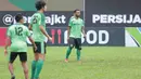 Pemain Persebaya, Nelson Alom mulai bergabung bersama timnya saat sesi latihan tim jelang laga Gojek Liga 1 bersama Bukalapak di Stadion PTIK, Jakarta, Senin (25/6/2018). Persebaya akan melawan Persija 26 Juni 2018. (Bola.com/Nick Hanoatubun)