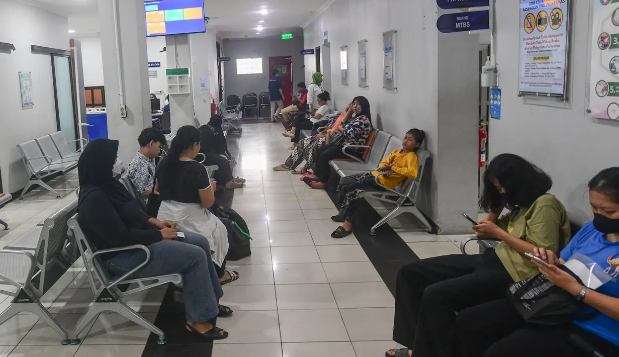 Sebagian besar fasilitas kesehatan tersebut melayani peserta BPJS Kesehatan sebagai bagian dari upaya memperluas akses layanan kesehatan bagi masyarakat. Tampak dalam foto, warga menanti untuk mendapatkan pelayanan medis di Puskesmas Kebayoran Lama, Jakarta, Jumat (9/1/2026). (merdeka.com/Arie Basuki)