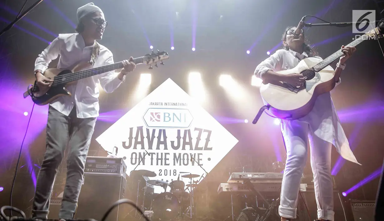 Musisi Endah N Rhesa saat tampil dalam Java Jazz on The Move di Jakarta, Kamis (15/2). Duo musisi yang juga sepasang suami istri akan tampil dalam Java Jazz Festival (JJF) 2018 pada 2-4 Maret 2018 di Jiexpo Kemayoran. (Liputan6.com/Faizal Fanani)