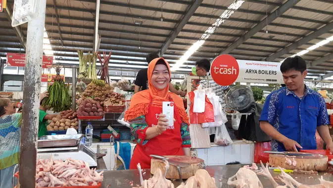 Ibu Siti, salah satu pedagang yang menggunakan Tcash sebagai metode pembayaran nontunai di Pasar Modern Bintaro. (Liputan6.com/ Agustin Setyo W).