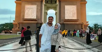 Sebelas tahun menikah, rumah tangga Okie Agustina tetap kompak dan harmonis. Bahkan, pasangan yang terpaut usia tujuh tahun itu masih seperti orang pacaran. Berikut potret kemesraan mantan istri Pasha Ungu ini bersama Gunawan. [Instagram/okieagustina_]