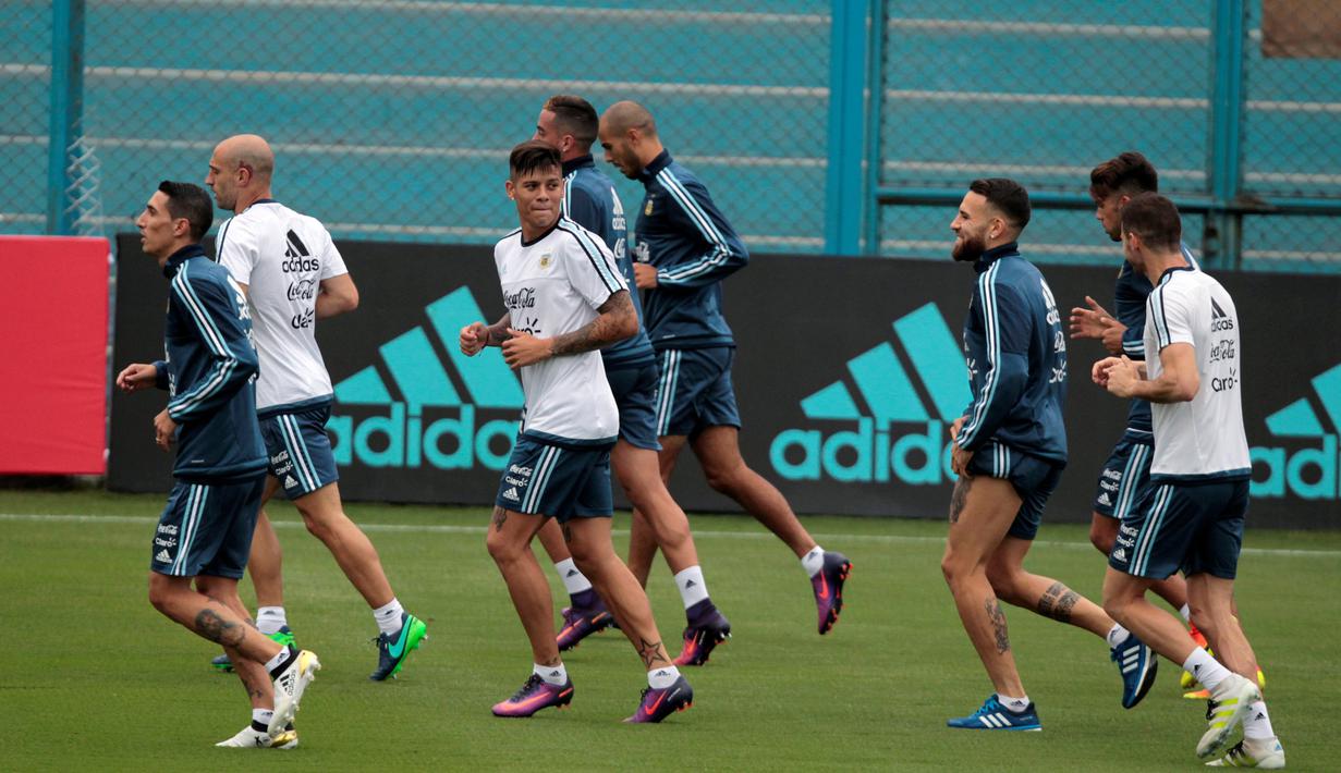 Marcus Rojo (tengah) dan Angel Di Maria (kiri) terlihat serius mengikuti sesi latihan timnas Argentina  jelang melawan Peru pada kualifikasi Piala Dunia 2018 di Lima, Peru (4/10/2016). (REUTERS/Guadalupe Pardo)