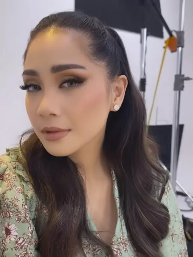 Potret Nagita Slavina dengan makeup bold disebut mirip Tasya Farasya