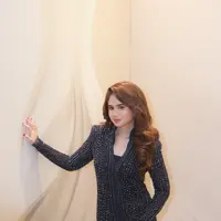 Tissa Biani turut hadir mengenakan bodycon dress hitam bling-bling yang berkilau dari @maisonmet. [Foto: Fimela/Daniel Kampua].