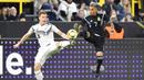 Pemain Jerman, Marcel Halstenberg, berebut bola dengan pemain Argentina, Roberto Pereyra, pada laga persahabatan di Stadion Signal Iduna Park, Rabu (9/10). Kedua tim bermain imbang 2-2. (AP/Martin Meissner)