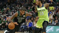 Point guard Celtics Kyrie Irving menerobos pertahanan Timberwolves di laga NBA
