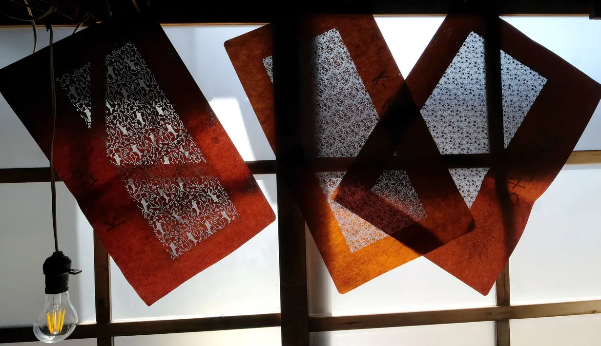 Cetakan stensil yang digunakan untuk untuk membuat kimono secara tradsional di Tokyo, Jepang (1/3). Gaya dari pemakaian kimono biasanya merepresentasikan status sosial seseorang. (AFP/Kazuhiro Nogi)