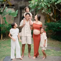Jennifer Bachdim nampak bersemangat menyambut kelahiran anak keempatnya [instagram/namasaweddings]