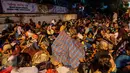 Pengemis berkumpul di halaman Vihara Dharma Bhakti, kawasan Petak Sembilan, Jakarta, Jumat (27/1). Pengemis tersebut mengharapkan angpao dari jemaah yang datang ke Klenteng tersebut. . (Liputan6.com/Gempur M Surya)