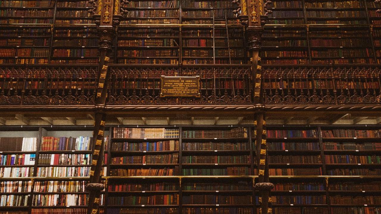 Bulan September menjadi bulan istimewa bagi insan perpustakaan, baik bagi para pustakawan maupun para pegiat literasi. Pasalnya, setiap tanggal 14 September pemerintah Indonesia memperingatinya sebagai Hari Kunjung Perpustakaan. Momentum ini selalu ditung
