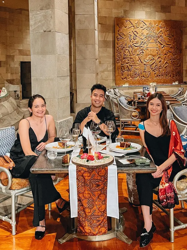 Liburan Bareng Vidi dan Yuki Kato, Ini 7 Potret Enzy Storia di Borobudur